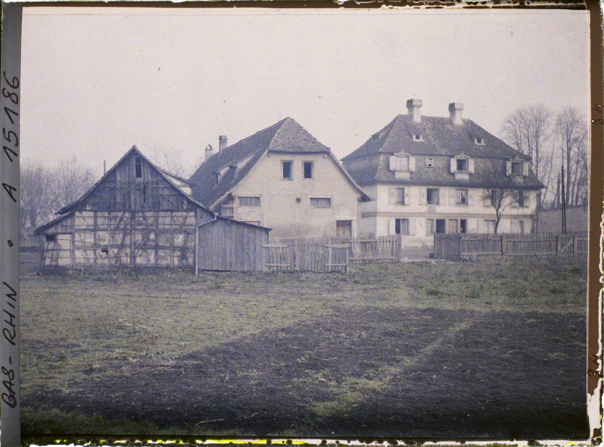Image représentant France Alsace, Strasbourg, Trois Vieilles maisons rurales près de la Porte de la Robertsau et terre noire au 1er plan