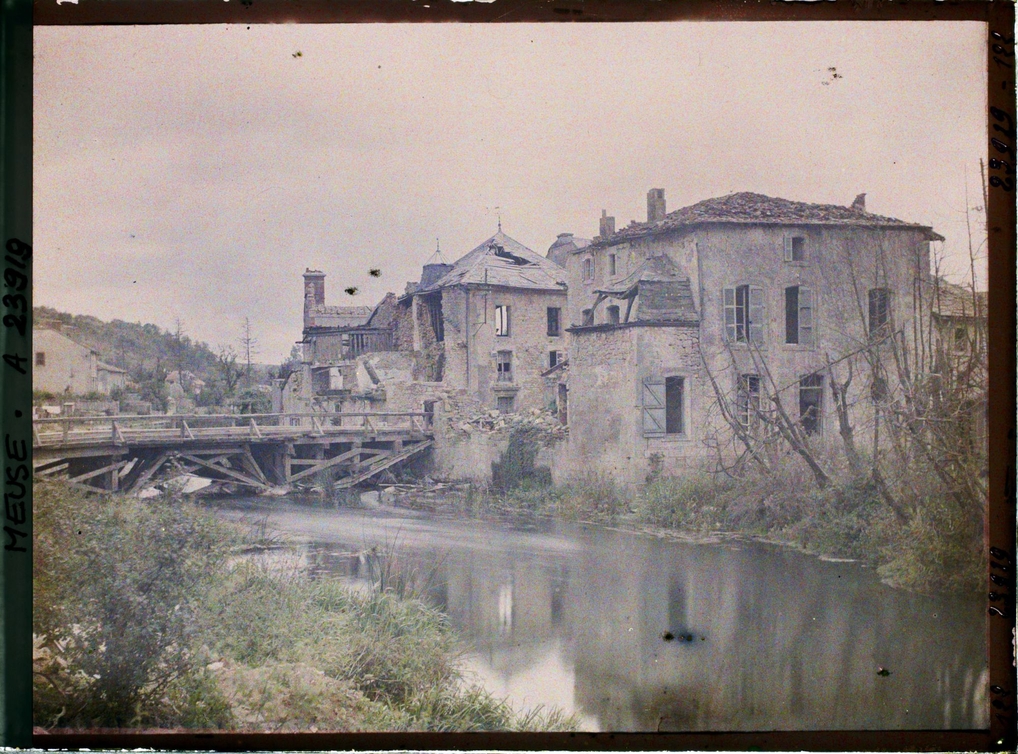 Image représentant France, Dun s/Meuse, Les bords de la Meuse et le pont de bois
