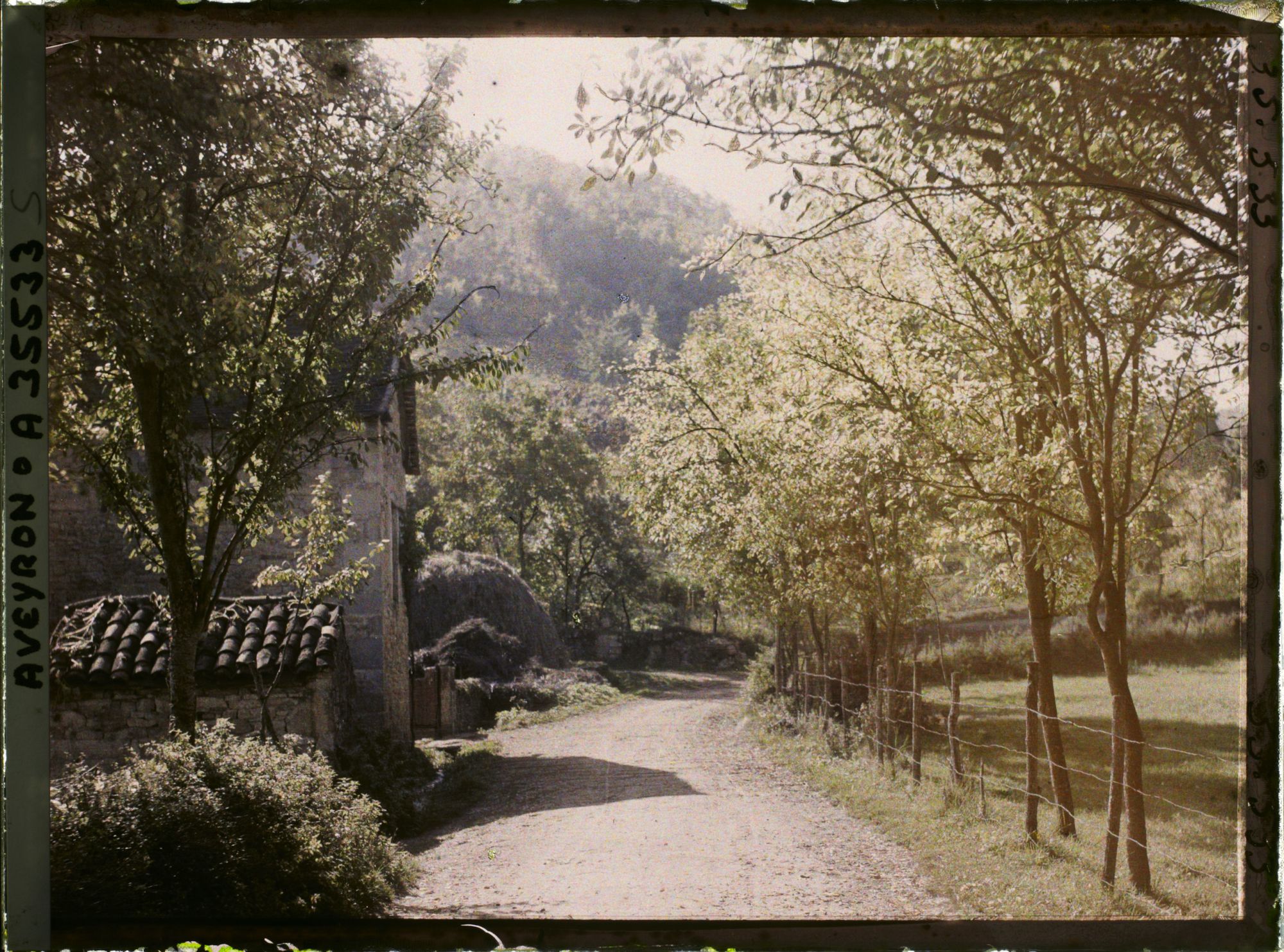 Image représentant La route de Naussac, et la colline dite Mont Cavalié