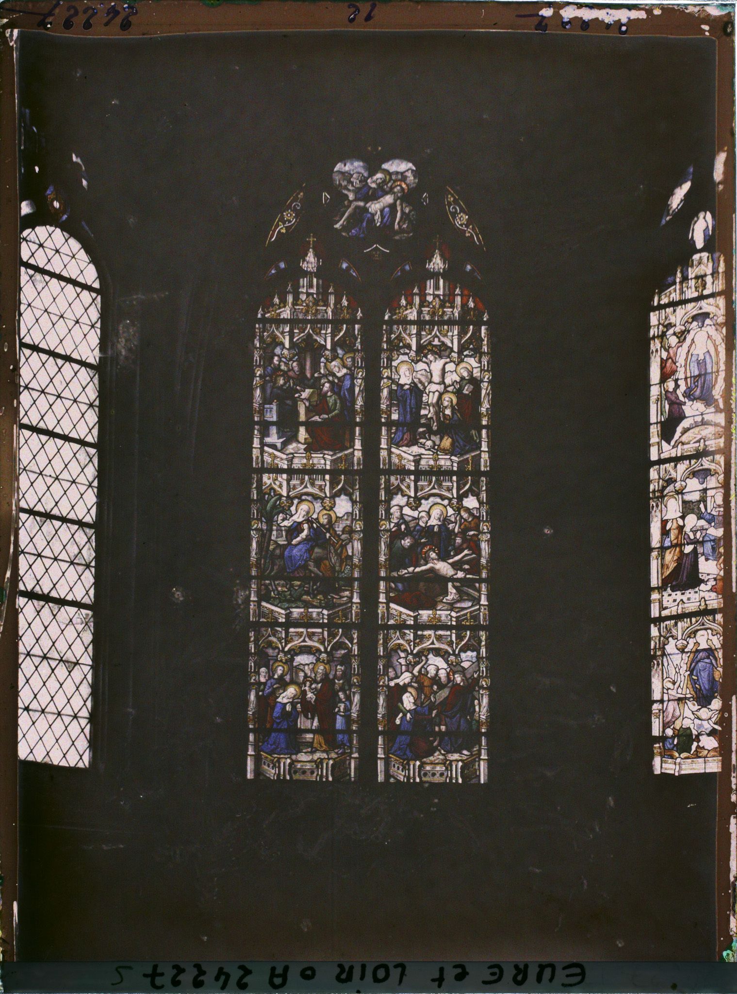 Image représentant Vitraux de la chapelle absidiale Notre-Dame-de-Pitié de l'église Saint-Pierre