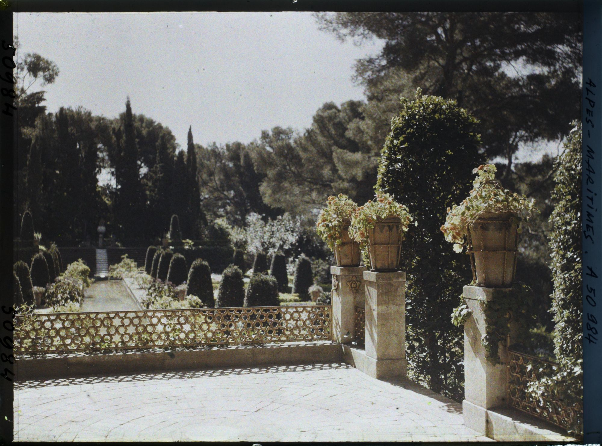 Image représentant Le bassin d'eau du jardin persan de la villa Cypris, vu vers l'Est depuis un belvédère sculpté