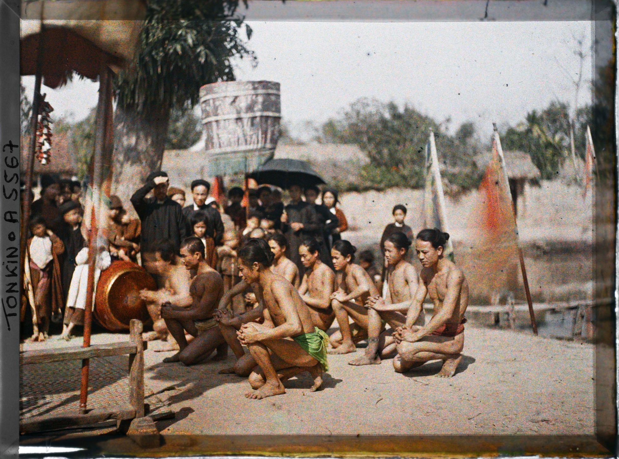 Image représentant Des lutteurs saluant le génie du village avant le combat
