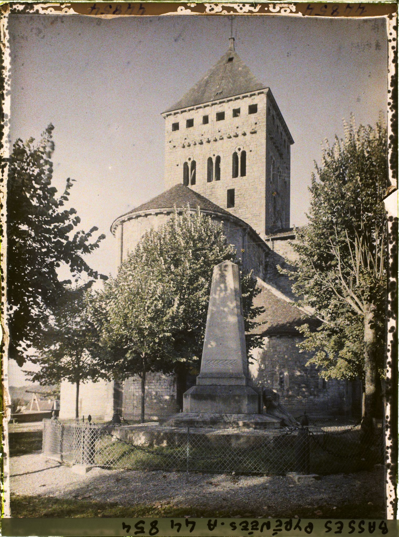 Image représentant France, Sauveterre de Béarn, L'Eglise et le monument aux Morts