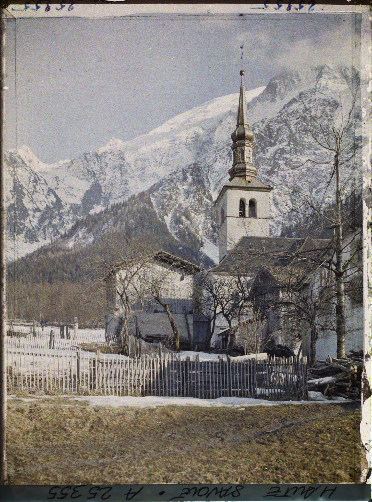 Image représentant France Les Alpes, Vallée de Chamonix ; Un Coin du Village des Houches avec Son Clocher