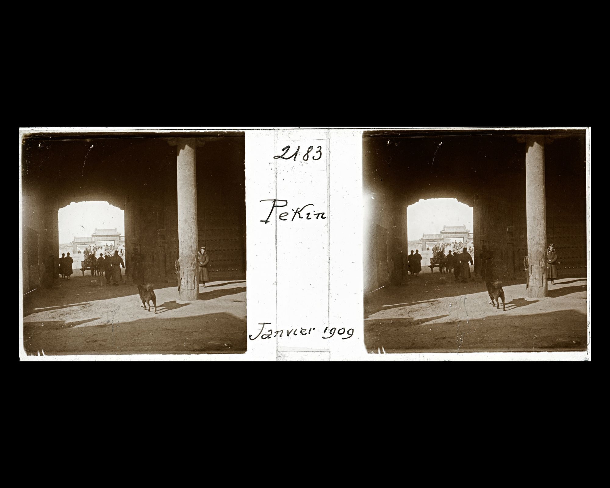 Image représentant Des piétons et des voitures attelées franchissent le passage sud de Donganmen ("porte de la Paix de l'Est"), la porte orientale de la ville impériale