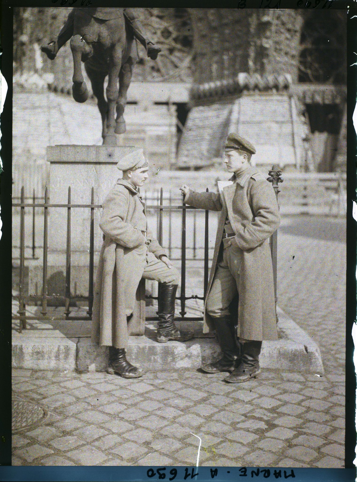 Image représentant France, Reims, Deux Russes devant la Cathédrale
