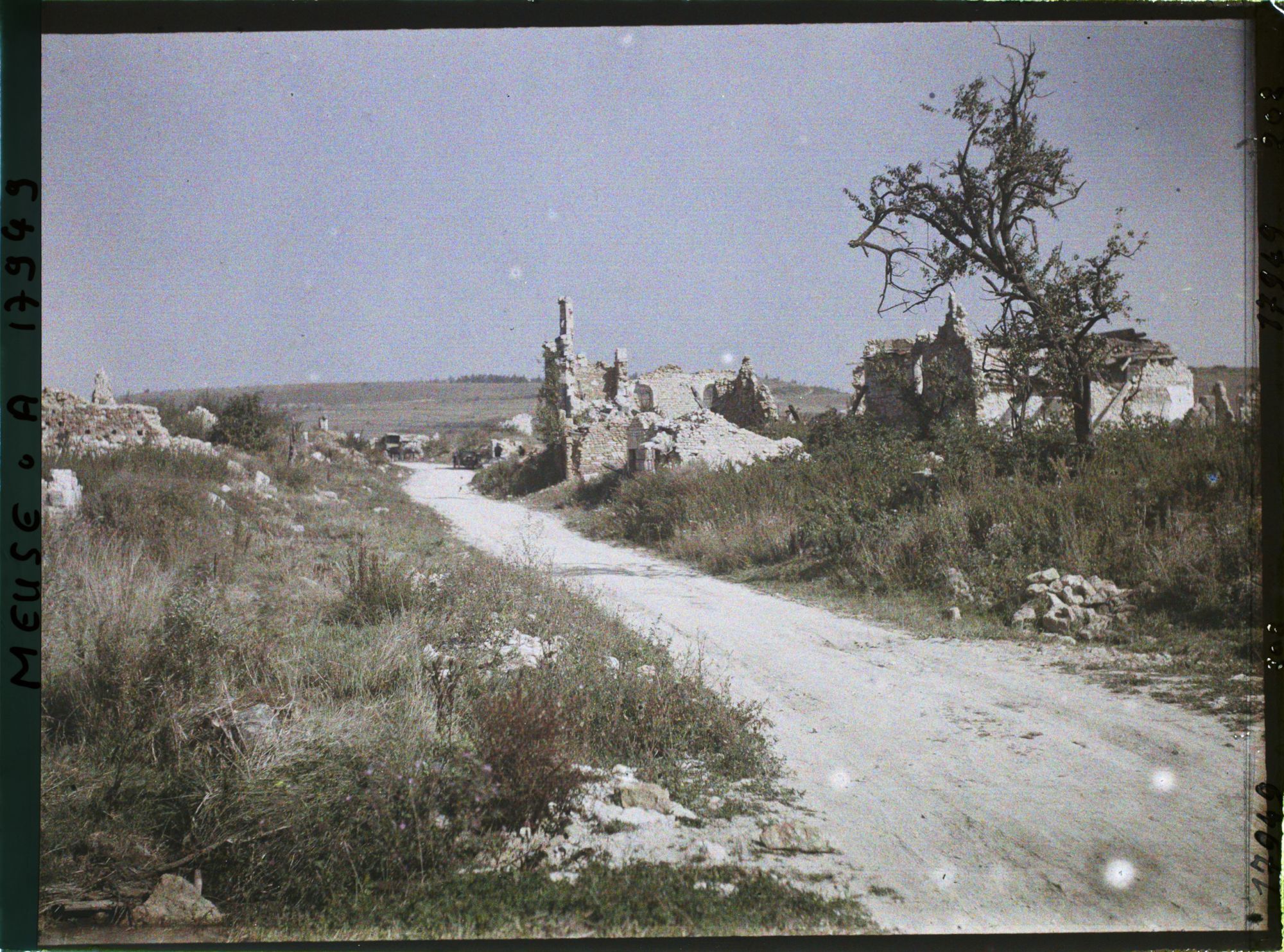 Image représentant France, Les Eparges, La rue principale et l'Eglise