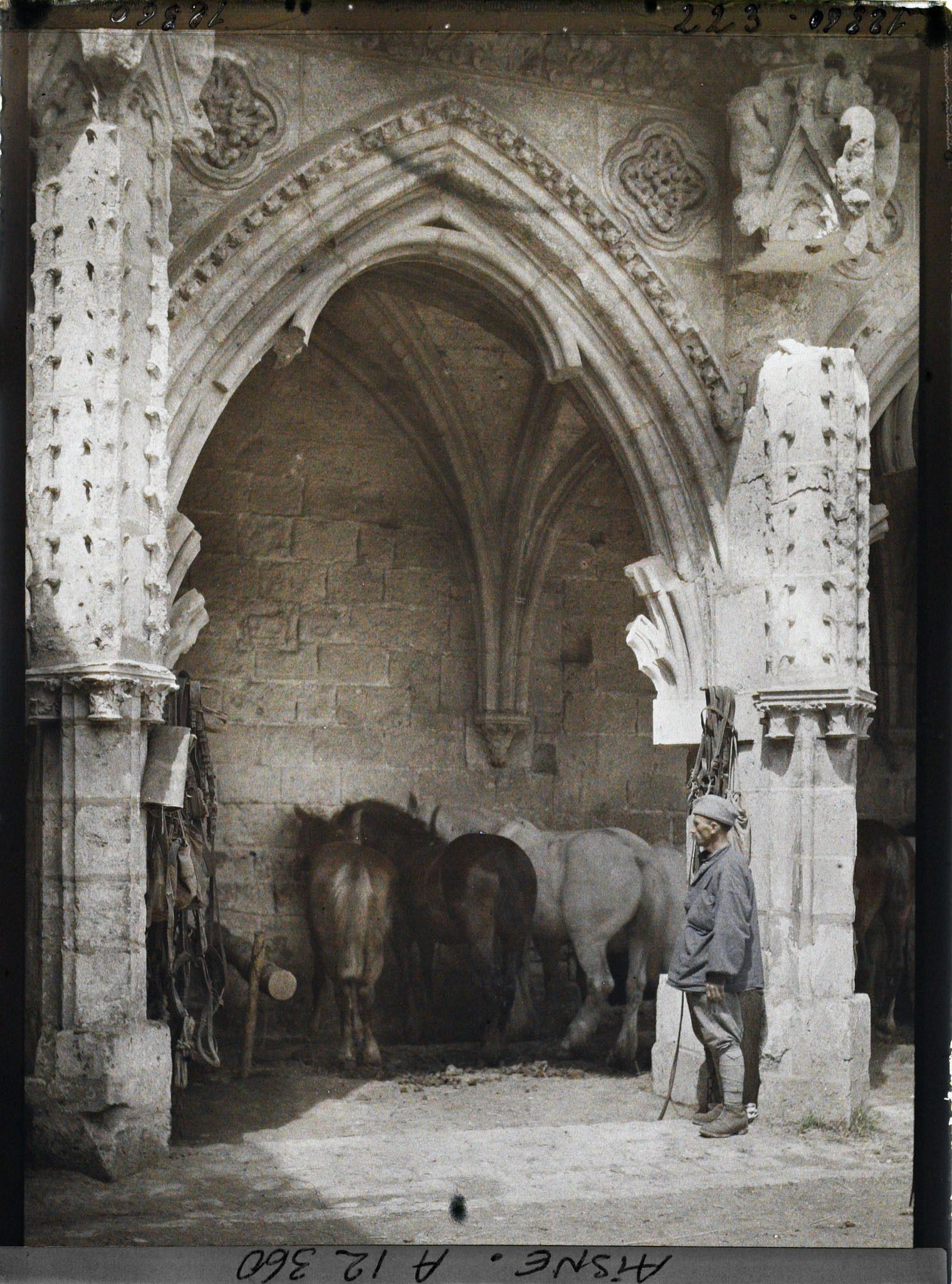 Image représentant Cloître de l'ancienne abbaye Saint-Jean-des-Vignes transformé en écurie