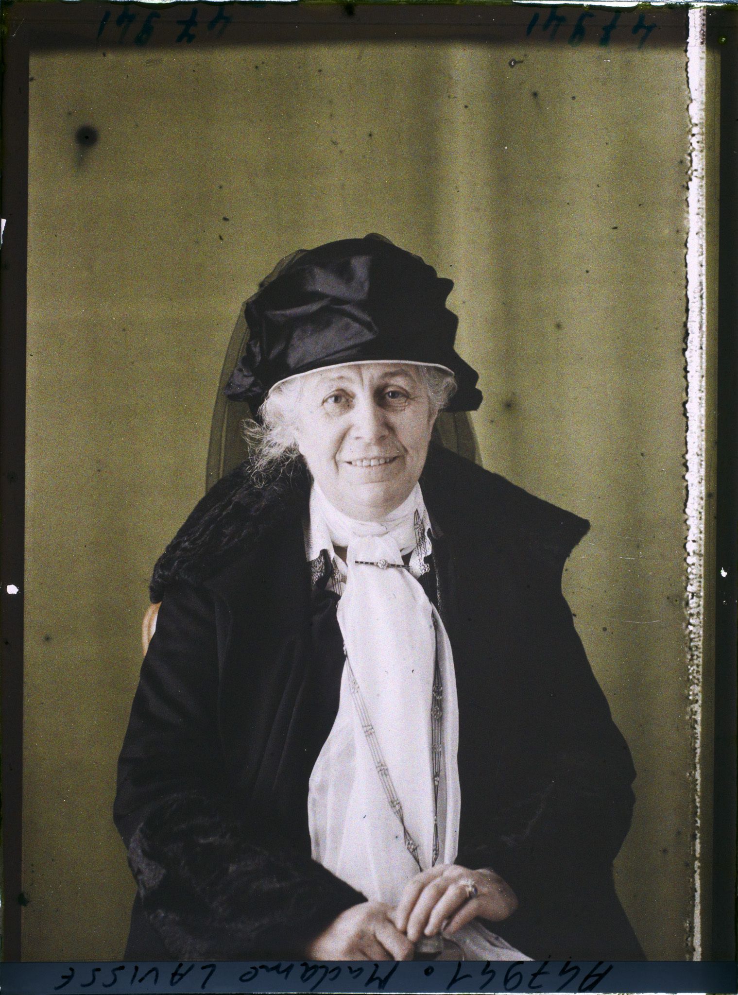 Image représentant https://musee-albert-kahn.s-museum.fr/home/NWQ2OTAwYzNmYjZlZTk1ZWQwODJmMjY4L2dlbmVyaWMtbm90aWNlLXRhYi9hdXRob3JpdHkvNjE3YTc5ZjVjZjhiODk2OGIzMzM3ZDIx/5d6900c3fb6ee95ed082f268/generic-notice-tab/authority/617a79ebcf8b8968b3337141 Madame Ernest Lavisse