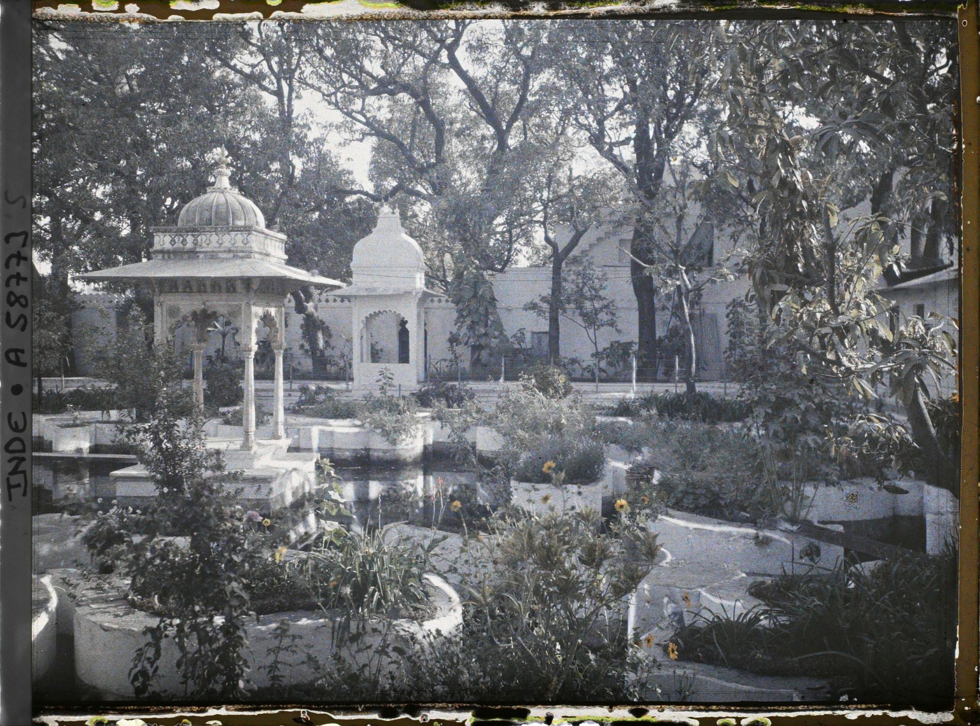 Image représentant Bassin-jardin du palais flottant de Jag Niwas ou de Jag Mandir sur le lac Pichola