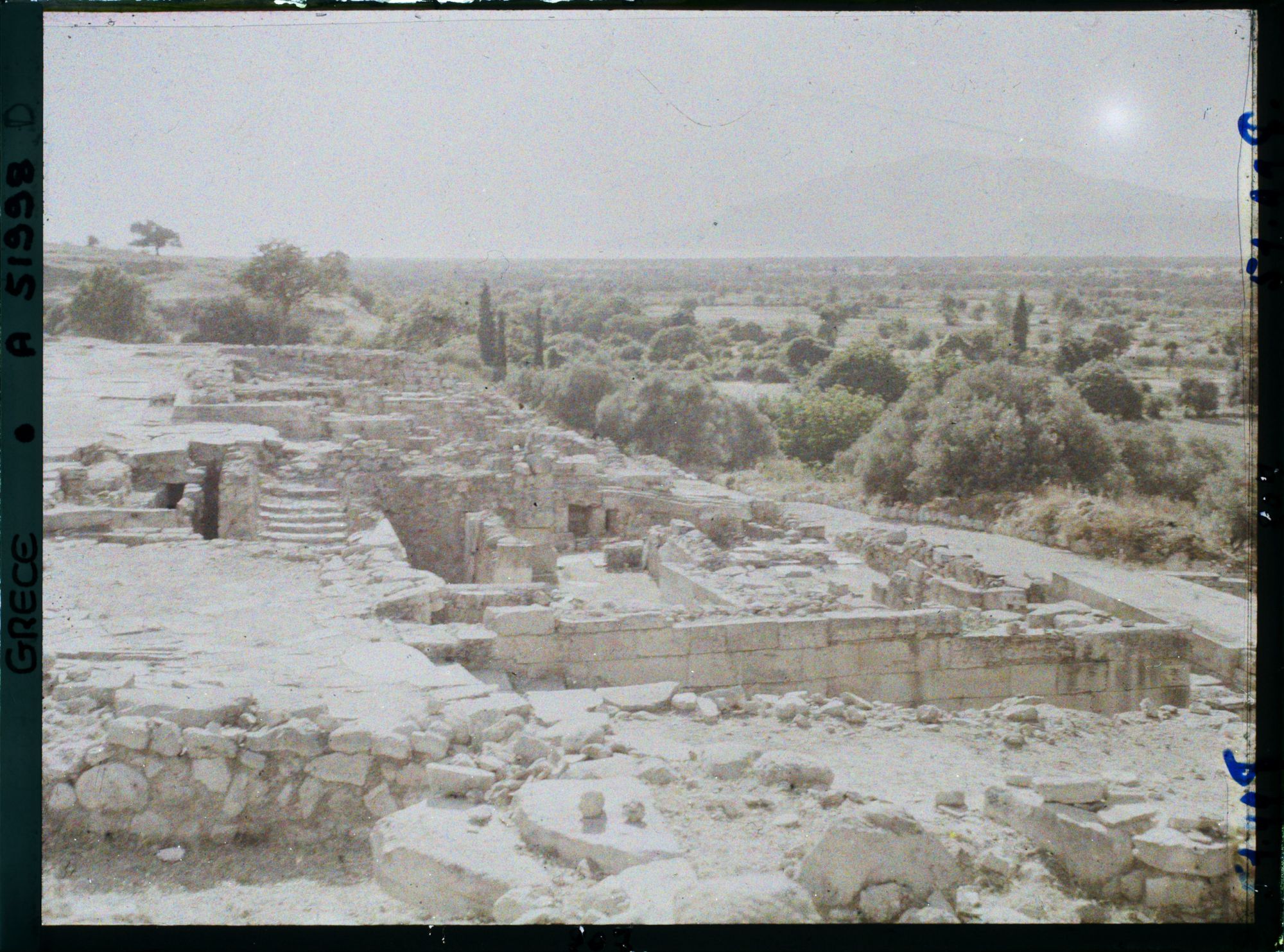 Image représentant Ruines de la villa. Au fond, la plaine de Messara, vers la mer