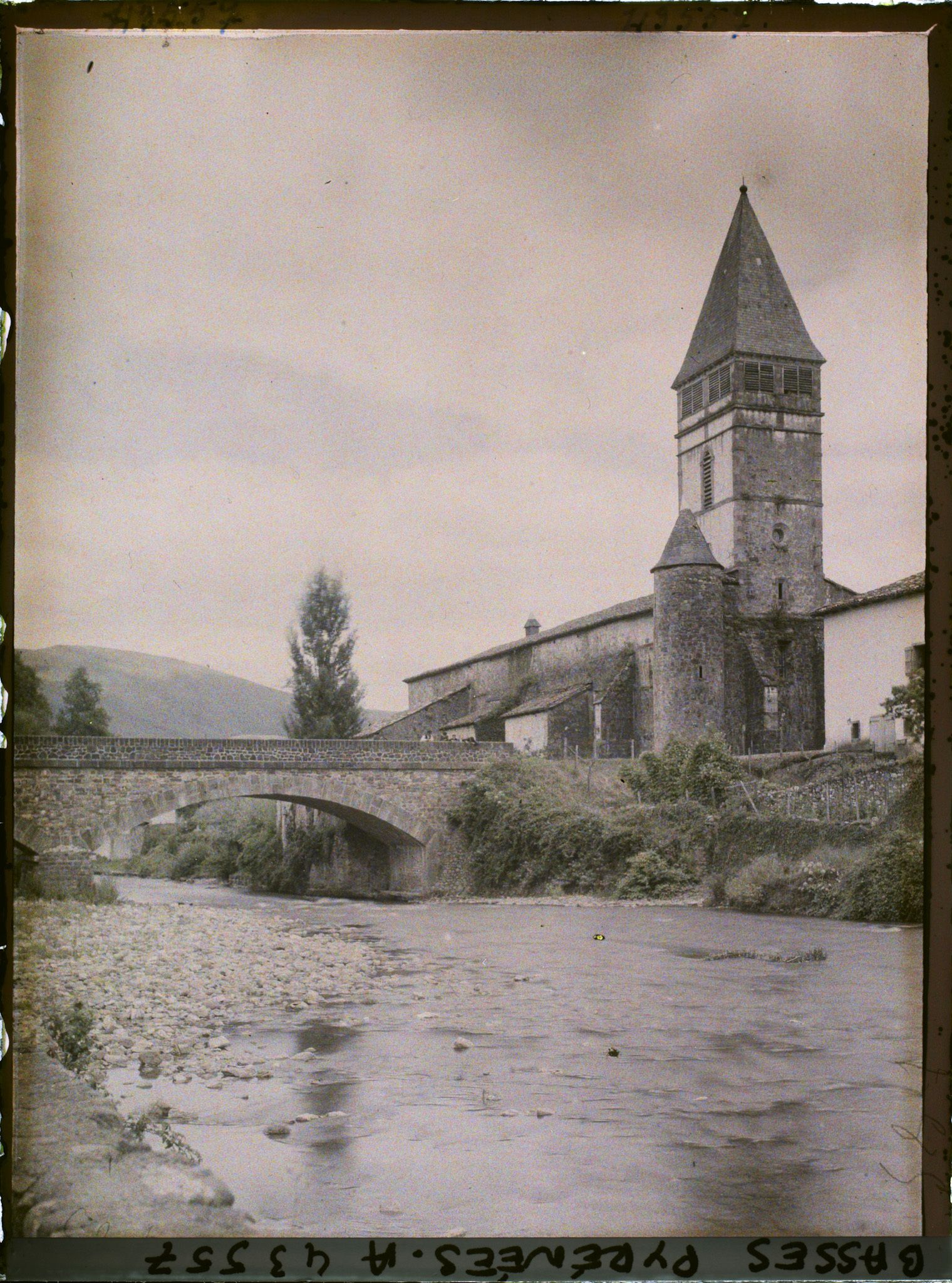 Image représentant France, St Etienne de Baigorry, La Vieille Eglise et le Pont