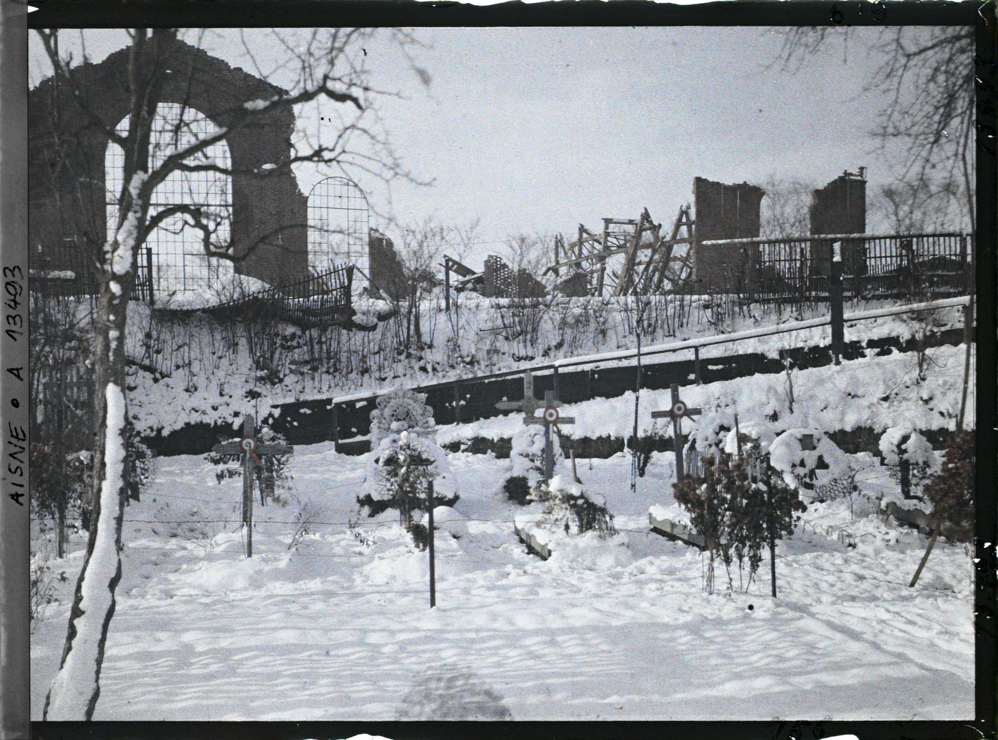 Image représentant France, Cimetière dans les Ruines