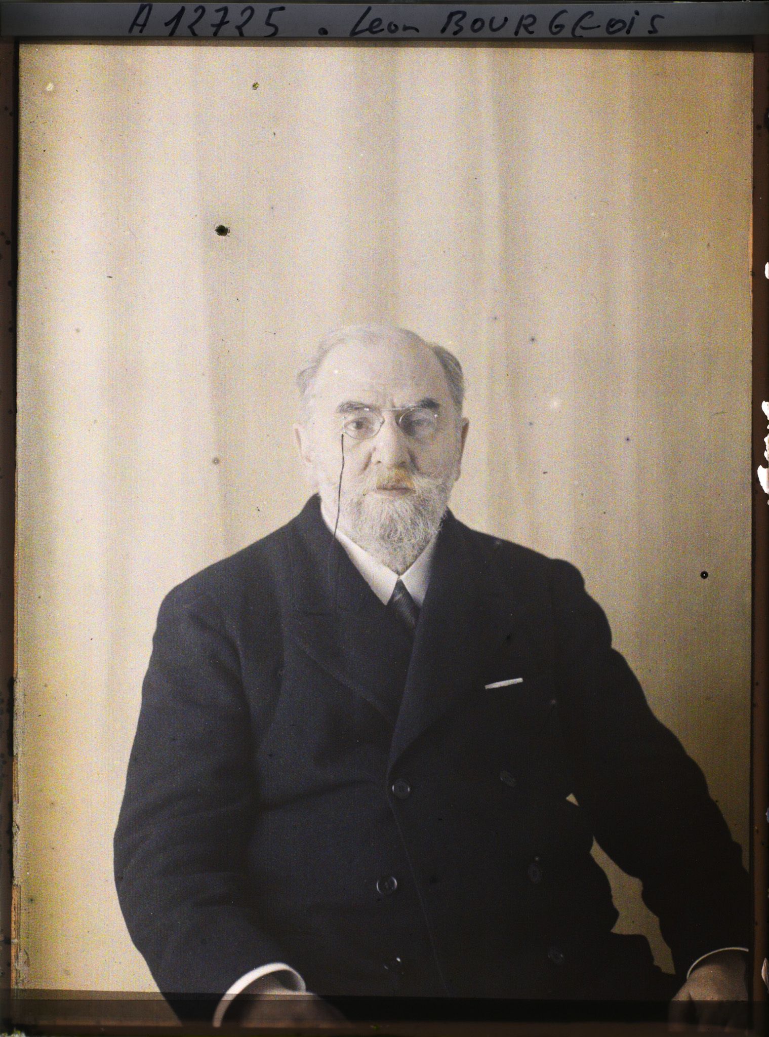Image représentant Monsieur  https://musee-albert-kahn.s-museum.fr/home/NWQ2OTAwYzNmYjZlZTk1ZWQwODJmMjY4L2dlbmVyaWMtbm90aWNlLXRhYi9hdXRob3JpdHkvNjE3YTc5ZjVjZjhiODk2OGIzMzM3ZDIx/5d6900c3fb6ee95ed082f268/generic-notice-tab/authority/617a79ebcf8b8968b3336646 Léon Bourgeois