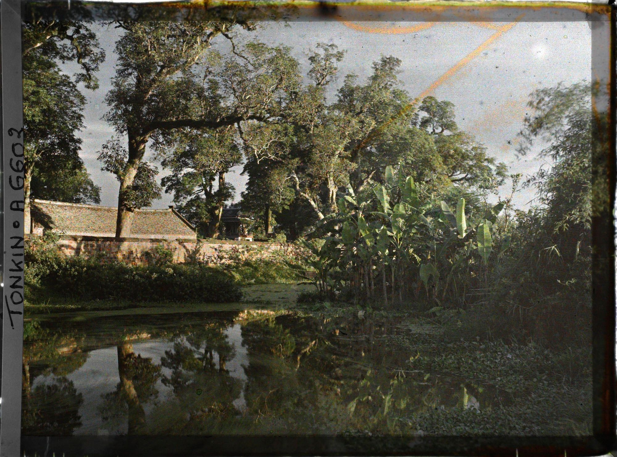 Image représentant Le temple Van-mieu vu de l'extérieur de son enceinte, au soleil couchant