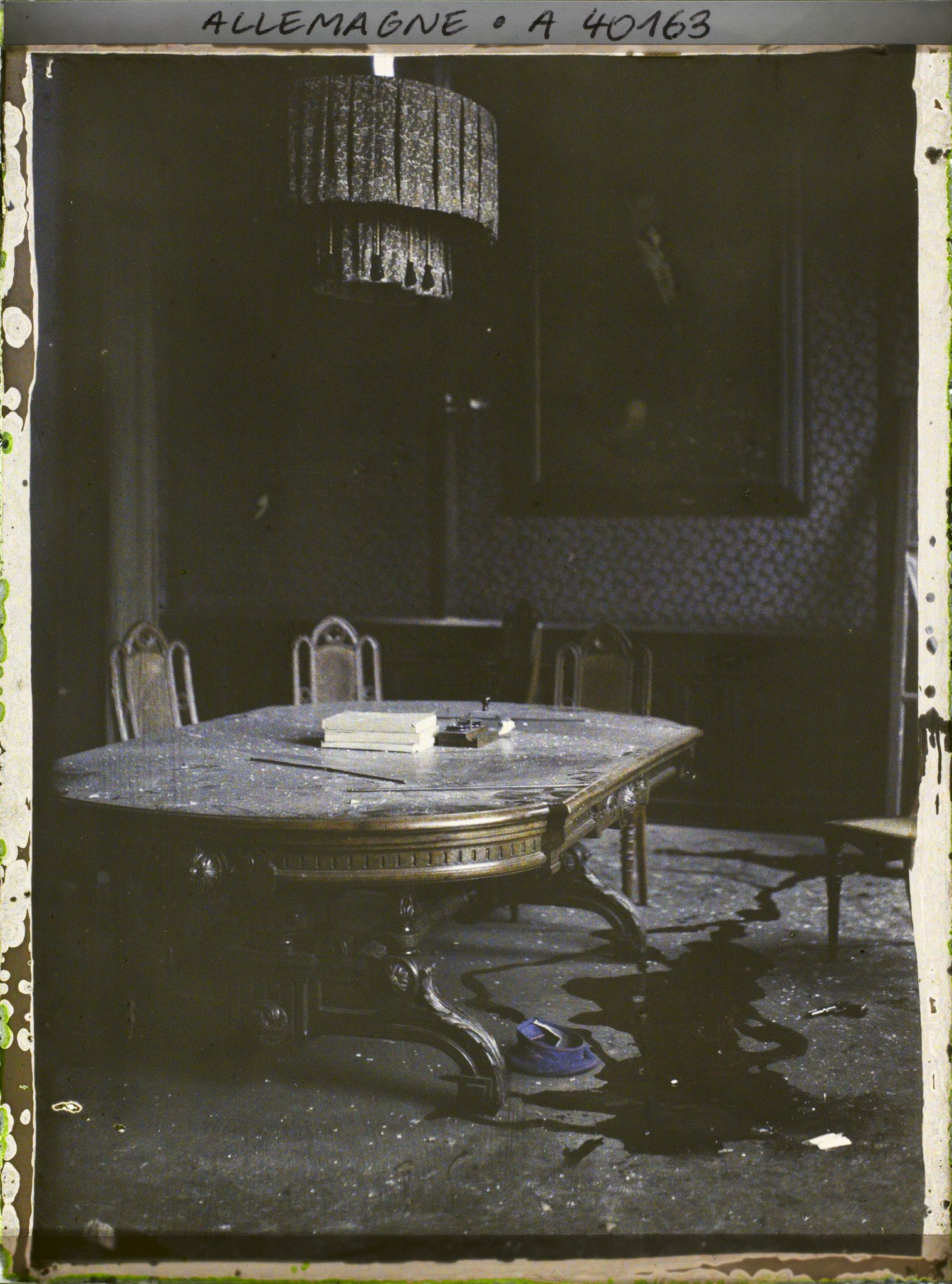 Image représentant Prusse, Crefeld, Salle de l'Hôtel de Ville avec flaque de sang du policier tué