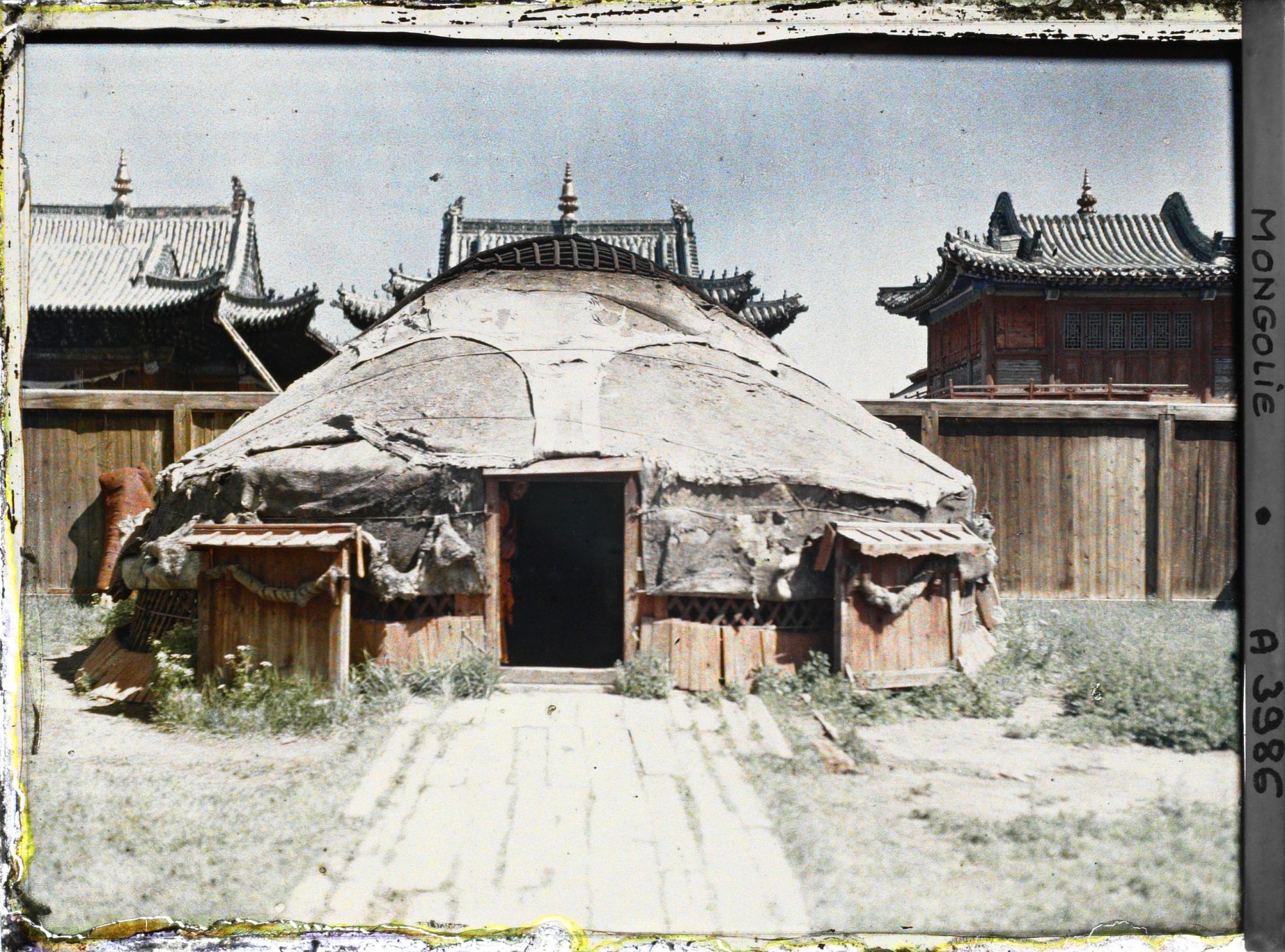 Image représentant Une yourte ancienne, peut-être la " tente-palais de la Porte " du monastère de Gandantegchinlin