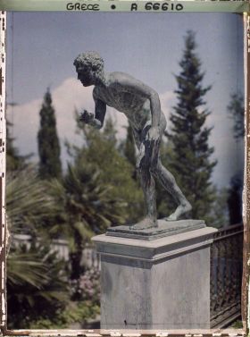 Image représentant L'Achilleion - Dans le Parc, une statue