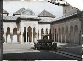 Image représentant Alhambra : la fontaine de la cour des Lions dans les palais Nasrides