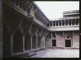 Image représentant La cour centrale du palais de Jahangir dans le fort Rouge (Lal Qila)