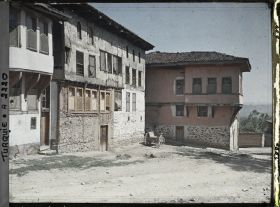 Image représentant Maisons autour d'une place de terre battue