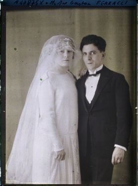 Image représentant Monsieur  https://musee-albert-kahn.s-museum.fr/home/NWQ2OTAwYzNmYjZlZTk1ZWQwODJmMjY4L2dlbmVyaWMtbm90aWNlLXRhYi9hdXRob3JpdHkvNjE3YTc5ZjVjZjhiODk2OGIzMzM3ZDIx/5d6900c3fb6ee95ed082f268/generic-notice-tab/authority/617a79ebcf8b8968b3336cc3 Gaston Ferracci et  https://musee-albert-kahn.s-museum.fr/home/NWQ2OTAwYzNmYjZlZTk1ZWQwODJmMjY4L2dlbmVyaWMtbm90aWNlLXRhYi9hdXRob3JpdHkvNjE3YTc5ZjVjZjhiODk2OGIzMzM3ZDIx/5d6900c3fb6ee95ed082f268/generic-notice-tab/authority/617a79ebcf8b8968b3336cc4 son épouse Marguerite fille Picart