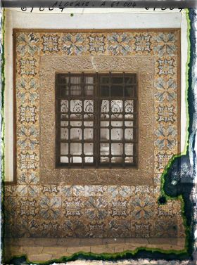 Image représentant L'archevêché (ancien Dar Aziza), une fenêtre encadrée de carreaux