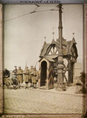 Image représentant Allemagne, Düsseldorf, Occupation Française Soldat Belge et douanier allemand à l'entrée du Pont