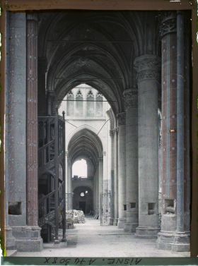 Image représentant Vue sur l'un des déambulatoires de la basilique de Saint-Quentin avec les trous de mines préparés par les Allemands en vue de faire sauter l'édifice
