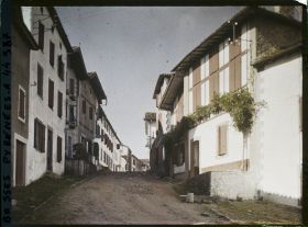 Image représentant France, Espelette, Une rue en dos d'Âne