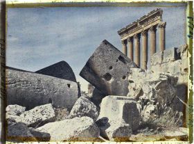 Image représentant Vue du côté externe des six colonnes restantes du péristyle méridional du sanctuaire du Temple de Jupiter Héliopolitain