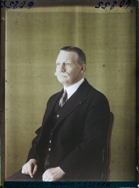 Image représentant https://musee-albert-kahn.s-museum.fr/home/NWQ2OTAwYzNmYjZlZTk1ZWQwODJmMjY4L2dlbmVyaWMtbm90aWNlLXRhYi9hdXRob3JpdHkvNjE3YTc5ZjVjZjhiODk2OGIzMzM3ZDIx/5d6900c3fb6ee95ed082f268/generic-notice-tab/authority/617a79ebcf8b8968b3336adb Monsieur Georges Chiris
