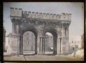 Image représentant La porte Saint-Nicolas, les gravats de la destruction du Bastion pour la construction de la nouvelle gare