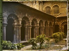 Image représentant La colonnade de la galerie orientale du cloître de la cathédrale Notre-Dame-de-l'Annonciation