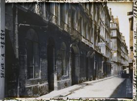 Image représentant La rue Dussoubs (au niveau du n°15 ?), au fond la rue St-Sauveur