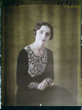 Image représentant https://musee-albert-kahn.s-museum.fr/home/NWQ2OTAwYzNmYjZlZTk1ZWQwODJmMjY4L2dlbmVyaWMtbm90aWNlLXRhYi9hdXRob3JpdHkvNjE3YTc5ZjVjZjhiODk2OGIzMzM3ZDIx/5d6900c3fb6ee95ed082f268/generic-notice-tab/authority/617a79ebcf8b8968b3337803 Madame Stahl