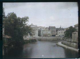 Image représentant France, Verdun, La Meuse vue du pont de la Promenade, au fond , à gauche le Théâtre