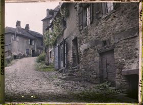 Image représentant Une rue montant avec de gros pavés