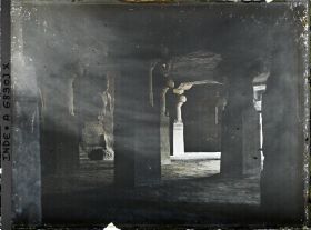 Image représentant Vue du temple-caverne hindou dédié à Shiva et d'une entrée du sanctuaire du Yoni-Linga