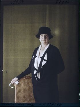 Image représentant La baronne  https://musee-albert-kahn.s-museum.fr/home/NWQ2OTAwYzNmYjZlZTk1ZWQwODJmMjY4L2dlbmVyaWMtbm90aWNlLXRhYi9hdXRob3JpdHkvNjE3YTc5ZjVjZjhiODk2OGIzMzM3ZDIx/5d6900c3fb6ee95ed082f268/generic-notice-tab/authority/617a79ebcf8b8968b333665a Bertha von Schoën