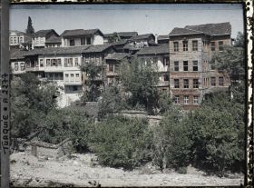 Image représentant Rangée de maisons à plusieurs étages le long du fleuve Gökdere