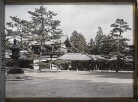 Image représentant Temple Hôryû-ji : le shôrô ou shûrô (beffroi) et une partie du kairô (corridor d'enceinte)