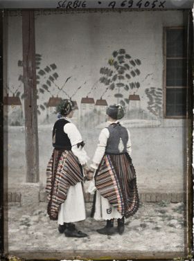 Image représentant Deux jeunes filles en costume traditionnel devant une maison sur la route d'Avala