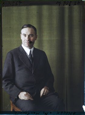 Image représentant Monsieur  https://musee-albert-kahn.s-museum.fr/home/NWQ2OTAwYzNmYjZlZTk1ZWQwODJmMjY4L2dlbmVyaWMtbm90aWNlLXRhYi9hdXRob3JpdHkvNjE3YTc5ZjVjZjhiODk2OGIzMzM3ZDIx/5d6900c3fb6ee95ed082f268/generic-notice-tab/authority/617a79ebcf8b8968b3337311 Roderick D. Mackenzie