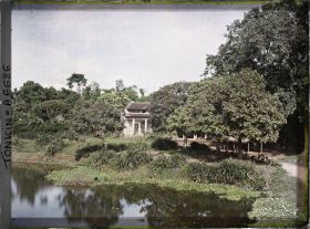 Image représentant Une vue sur une partie du village avec, au premier plan, un étang