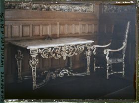 Image représentant La table et le fauteuil, cabinet Jean Guiton, Hôtel de Ville