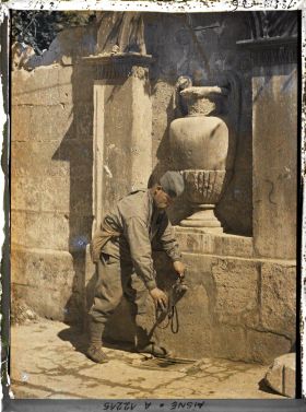 Image représentant Un soldat prenant de l'eau à la fontaine du Vase de Soissons