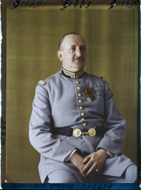 Image représentant https://musee-albert-kahn.s-museum.fr/home/NWQ2OTAwYzNmYjZlZTk1ZWQwODJmMjY4L2dlbmVyaWMtbm90aWNlLXRhYi9hdXRob3JpdHkvNjE3YTc5ZjVjZjhiODk2OGIzMzM3ZDIx/5d6900c3fb6ee95ed082f268/generic-notice-tab/authority/617a79ebcf8b8968b3336efb Le Général Henri Herscher