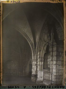 Image représentant France, Bayonne, Le Cloître de la Cathédrale, les Galeries Tombeau ancien s/ le Côté