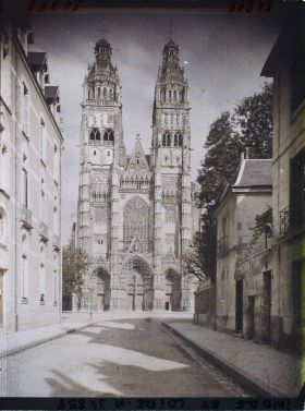 Image représentant La façade de la cathédrale, vue de la rue Pierre Boille